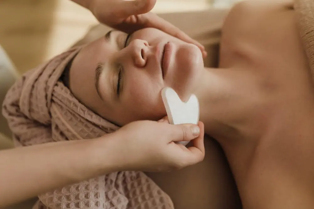 Mehr über den Artikel erfahren Gua Sha Massage – nicht nur ein Anti – Aging – Boost