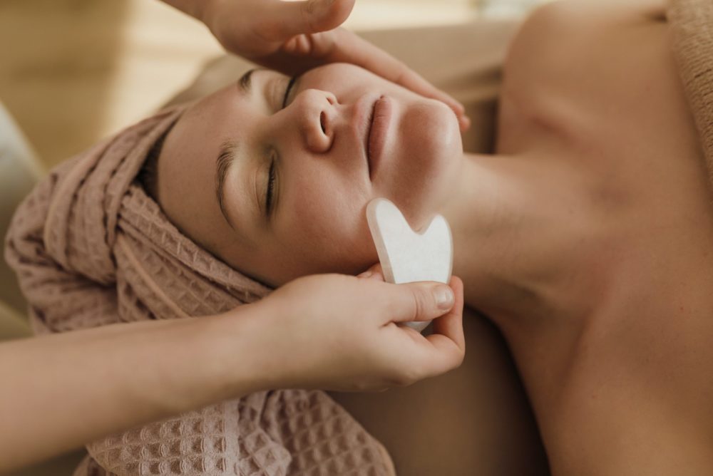 Mehr über den Artikel erfahren Gua Sha Massage – nicht nur ein Anti – Aging – Boost
