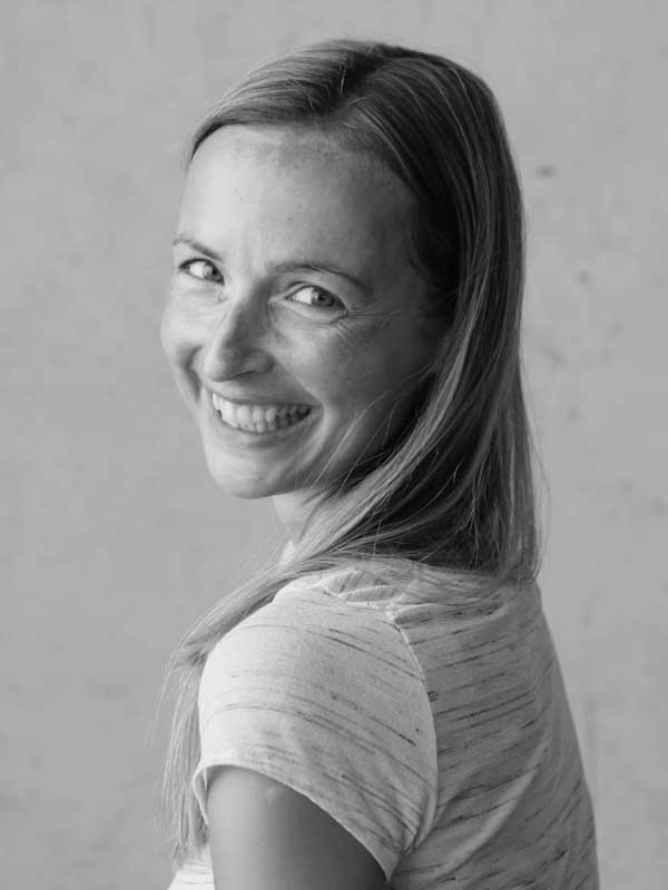 Unser Team 5 Charleen-Schützendübel--Zeiin-Yoga-Lehrerin-Hannover
