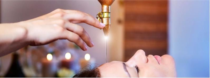 Ayurvedische Beratungen im ZEIIN Yoga Studio 1 Ayurveda Stirnölguss