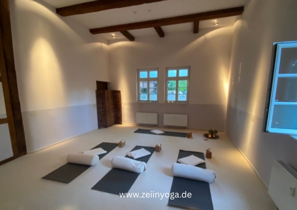 Männeryoga freitags im kleine Raum