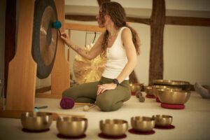 Zeiin Yoga Hannover 1 Dana Jill Tappe, Klang-Weiterbildung mit Gong